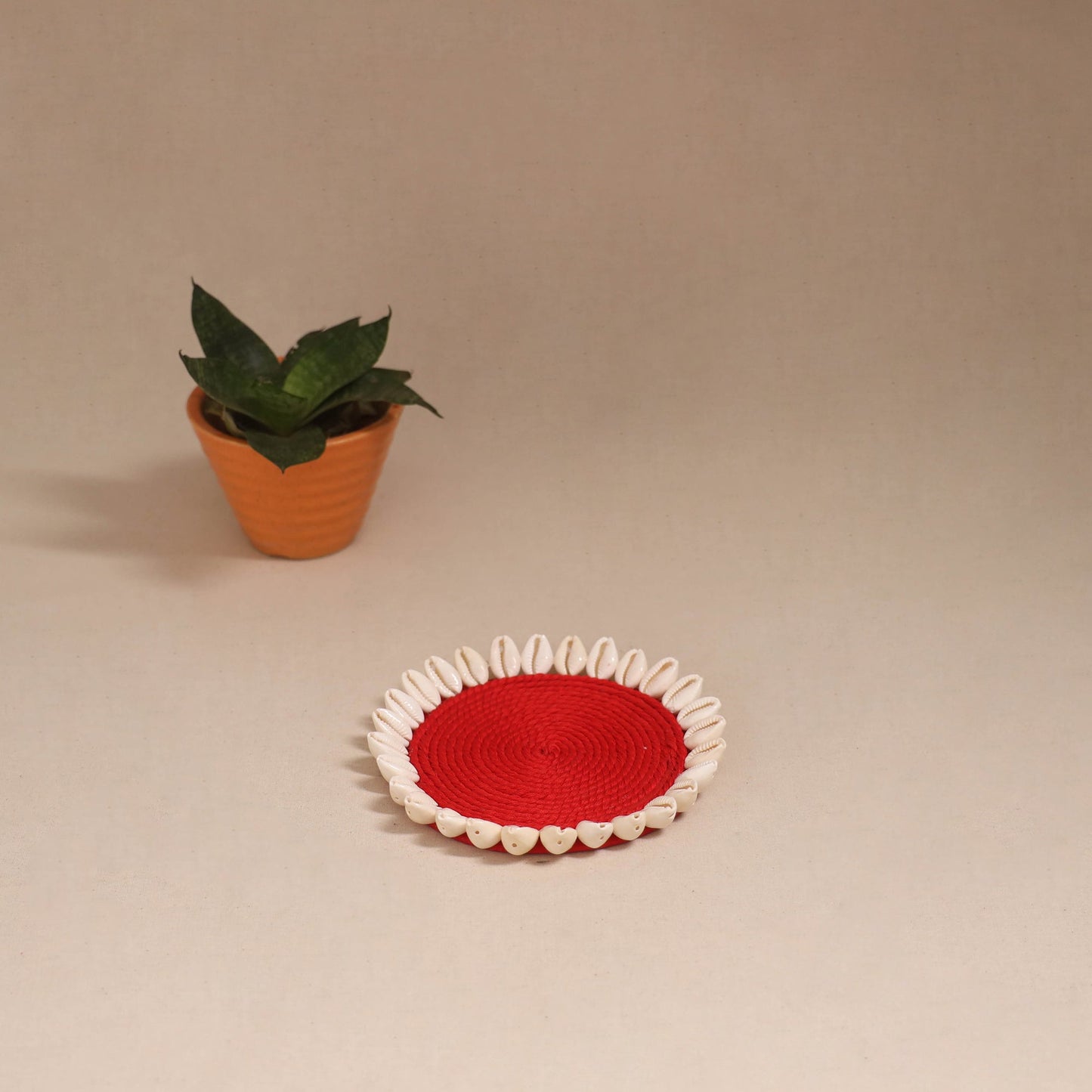 Shell work handcrafted thread coaster 02