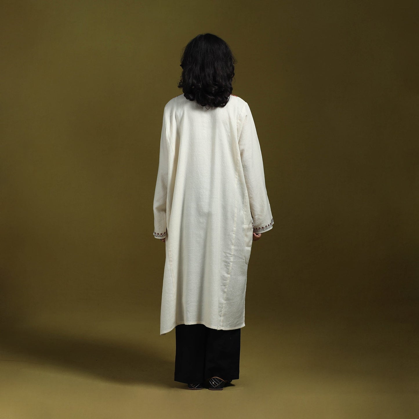 Sozni hand embroidered kashmiri merino wool pheran 02