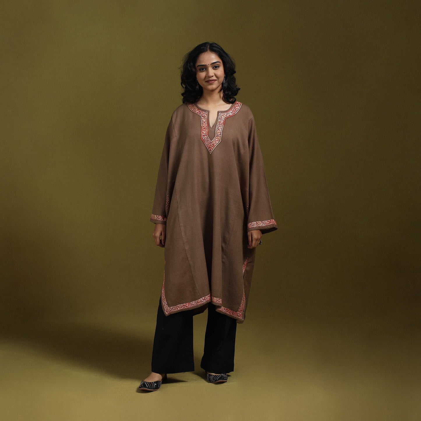 Sozni hand embroidered kashmiri merino wool pheran 06