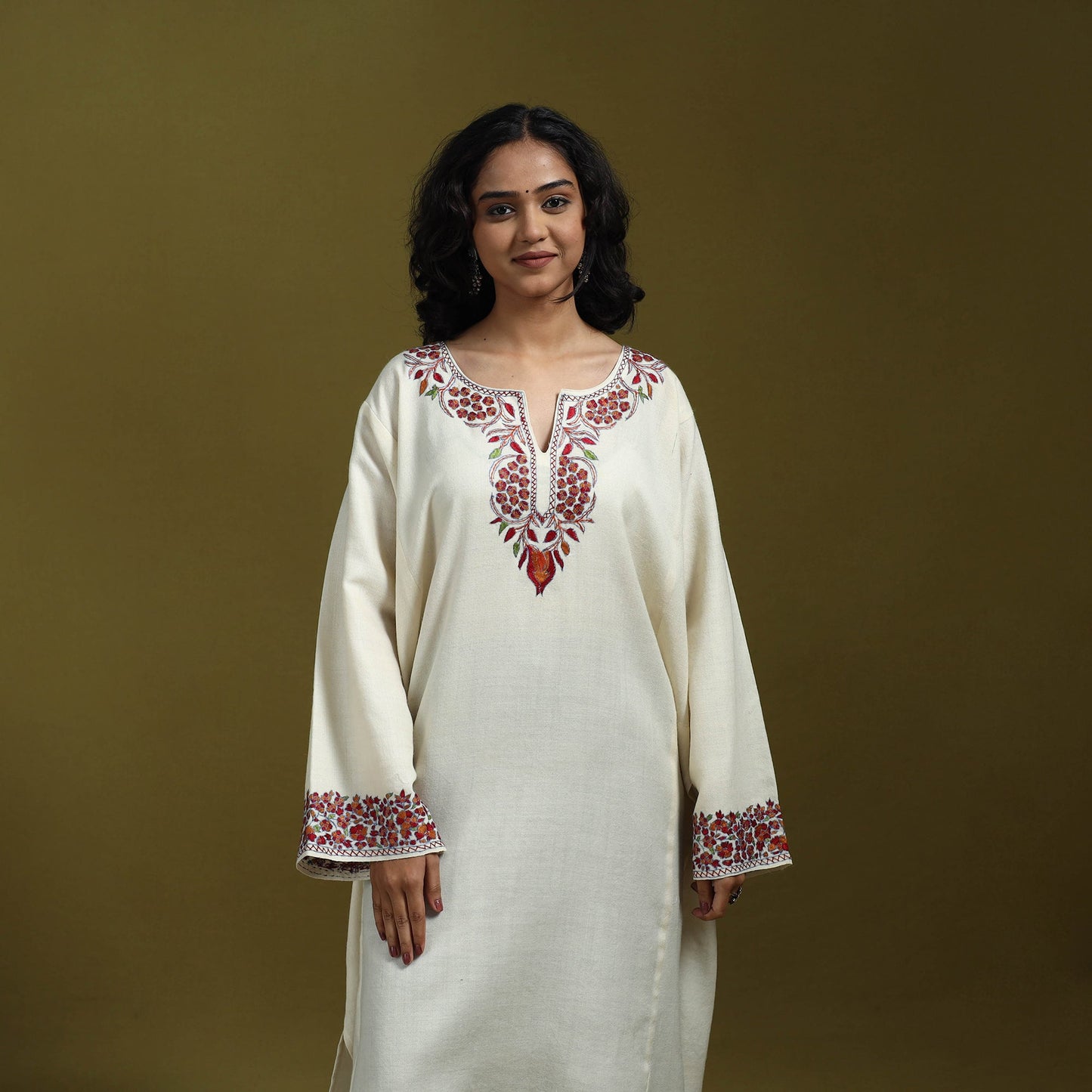 Sozni hand embroidered kashmiri merino wool pheran 09