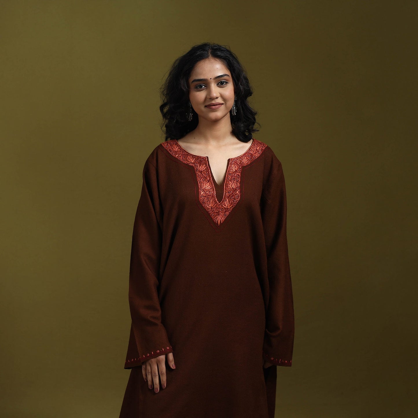 Sozni hand embroidered kashmiri merino wool pheran 14