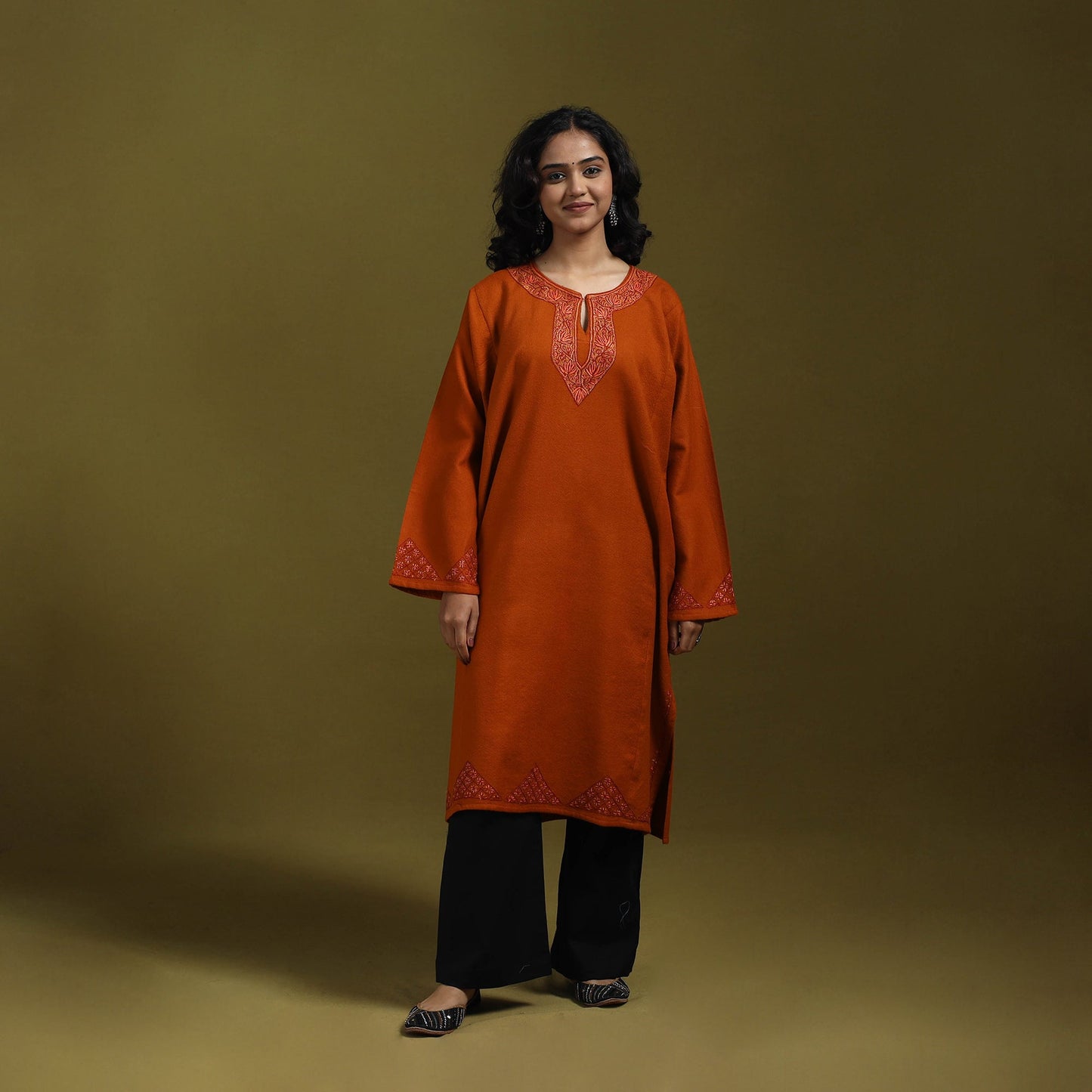 Sozni hand embroidered kashmiri merino wool pheran 25