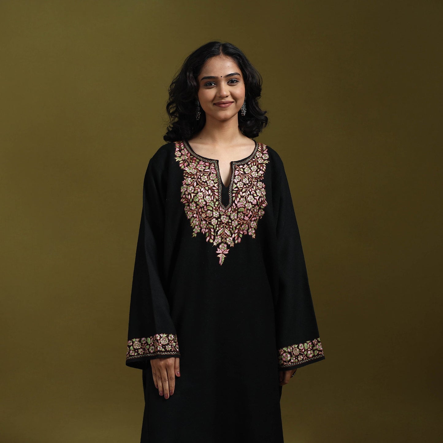 Sozni hand embroidered kashmiri merino wool pheran 26