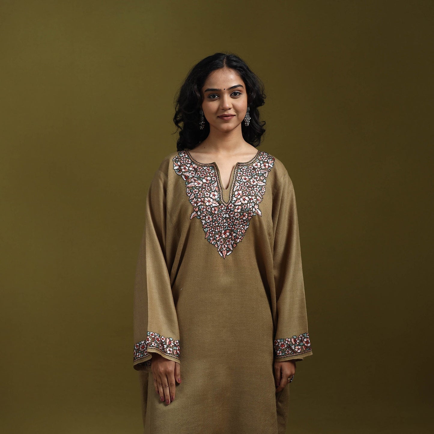 Sozni hand embroidered kashmiri merino wool pheran 29