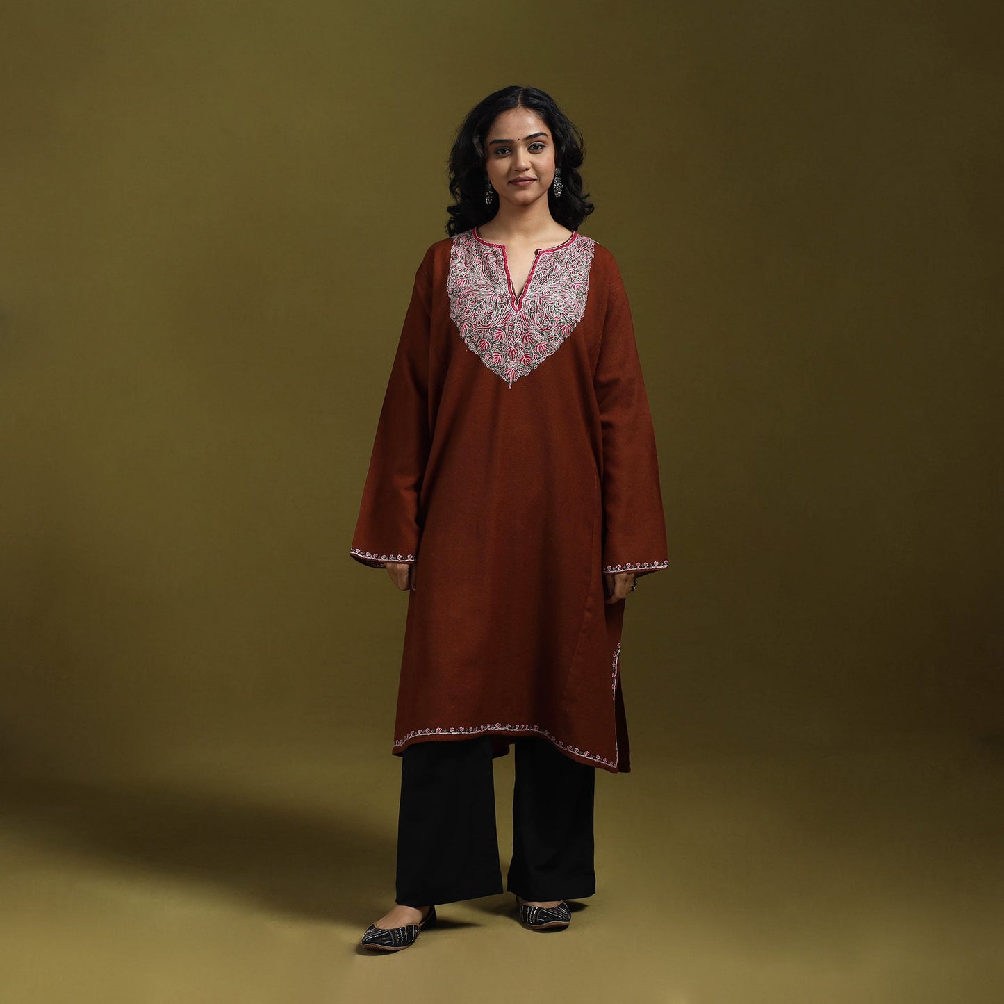 Sozni hand embroidered kashmiri merino wool pheran 30