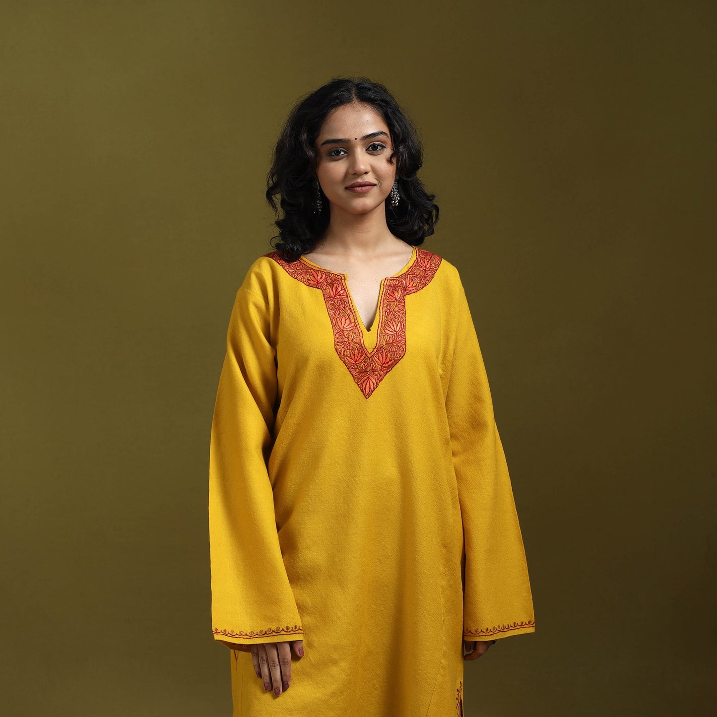 Sozni hand embroidered kashmiri merino wool pheran 31