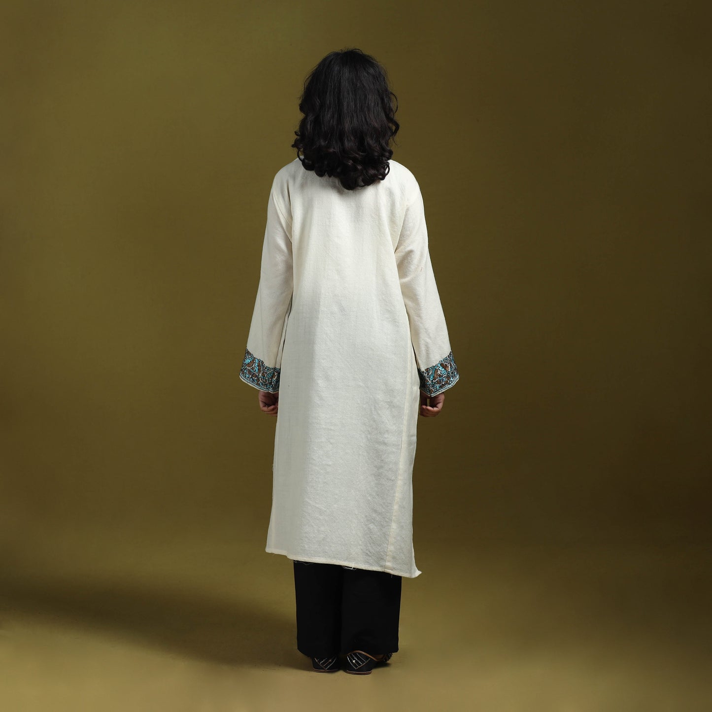 Sozni hand embroidered kashmiri merino wool pheran 33