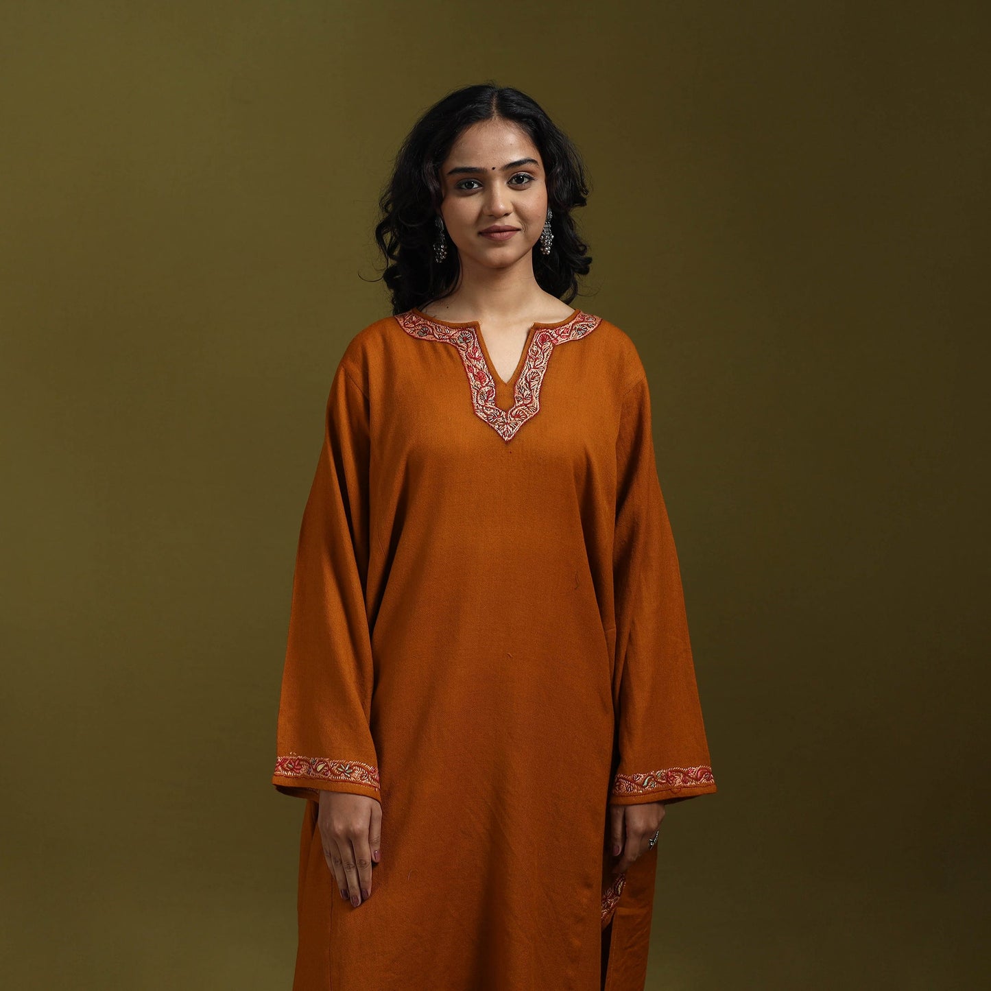 Sozni hand embroidered kashmiri merino wool pheran 41