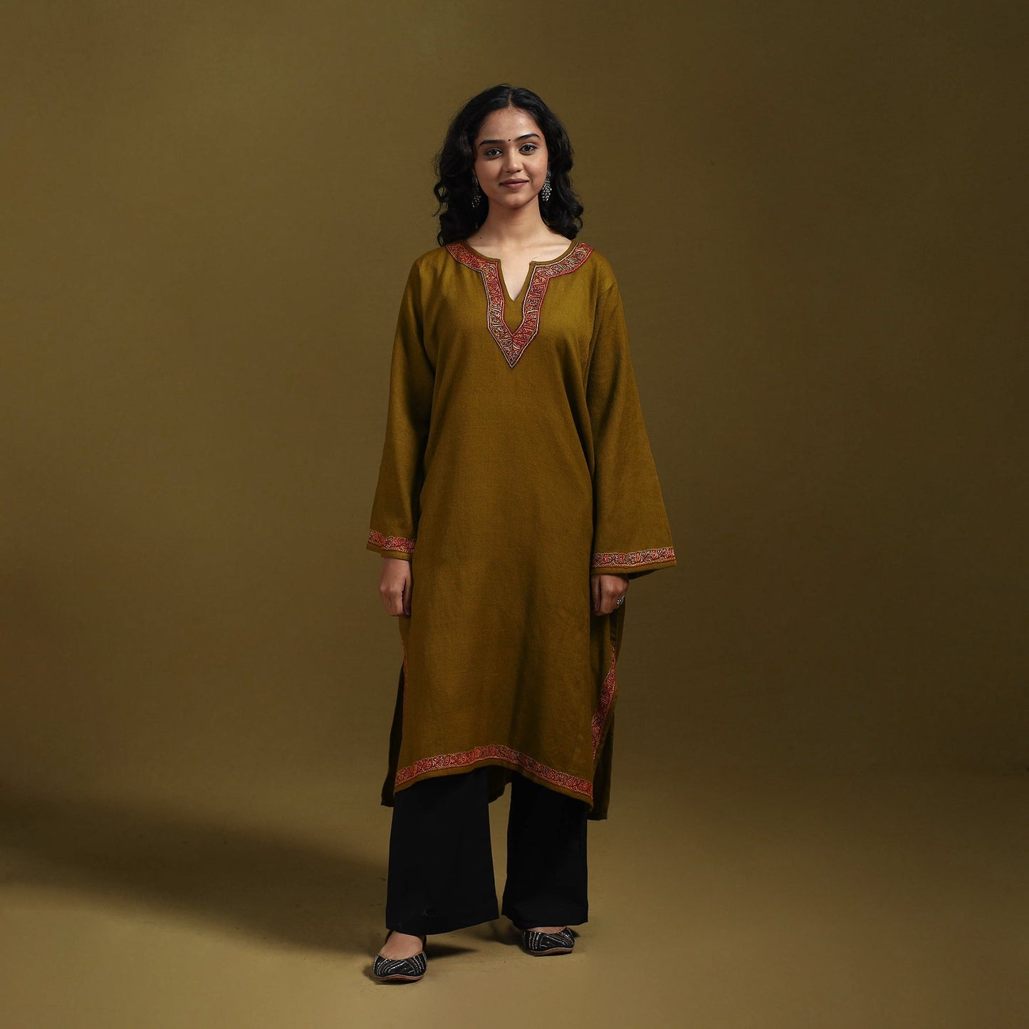 Sozni hand embroidered kashmiri merino wool pheran 44