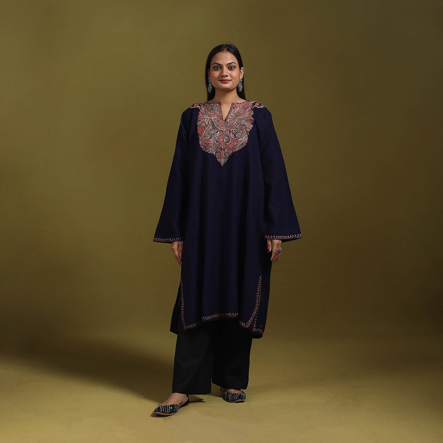 Sozni hand embroidered kashmiri merino wool pheran 61