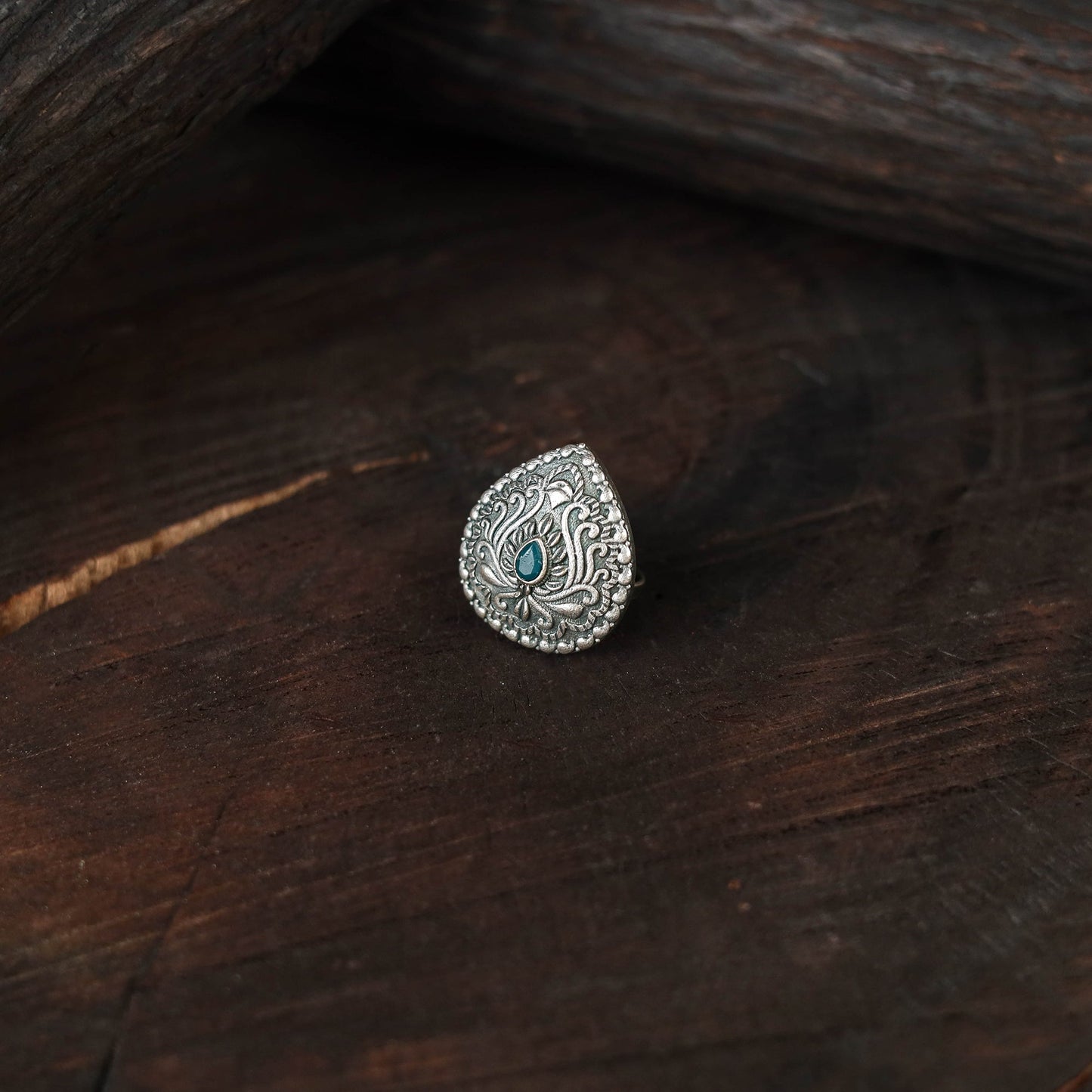 White - antique silver finish oxidised stone work ring 55