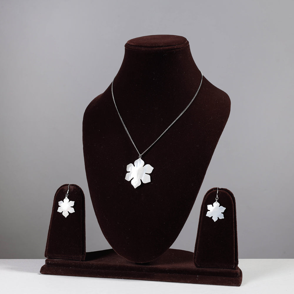 Handcrafted Seashell Necklace Set Online at iTokri.com