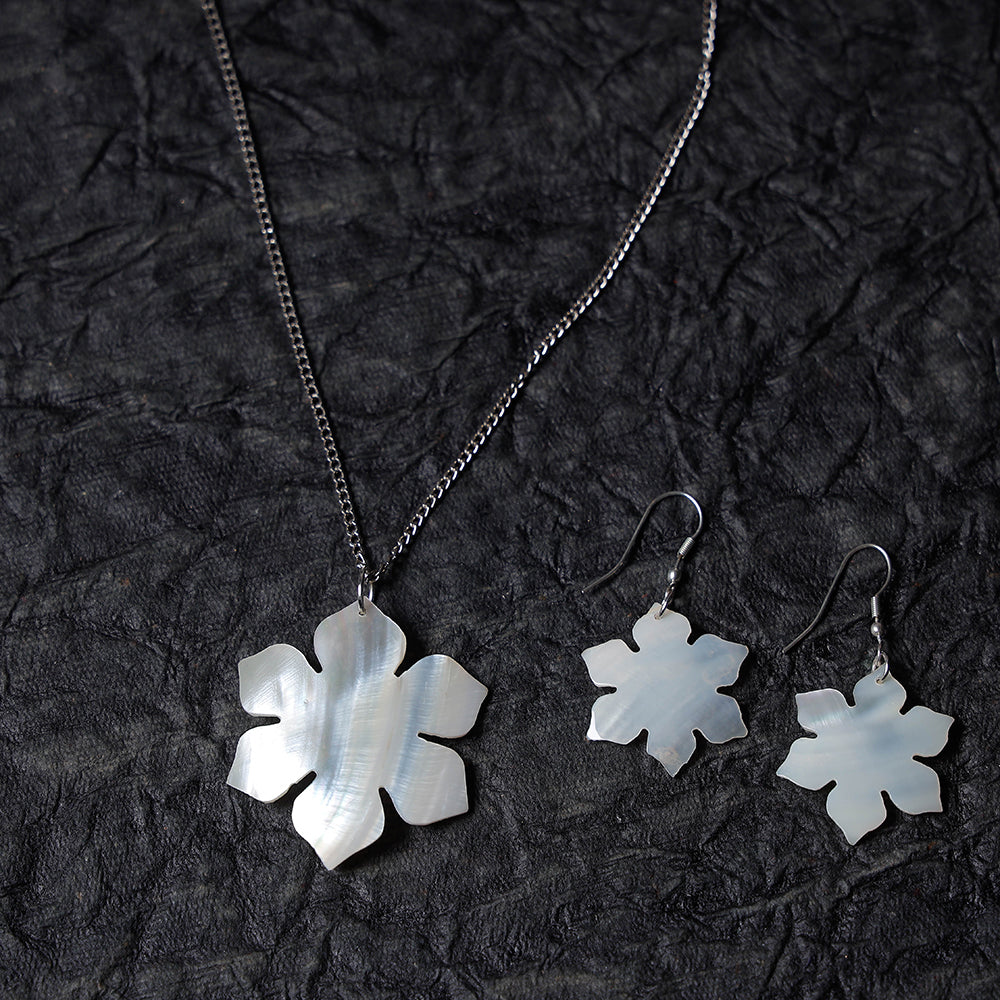 Handcrafted Seashell Necklace Set Online at iTokri.com