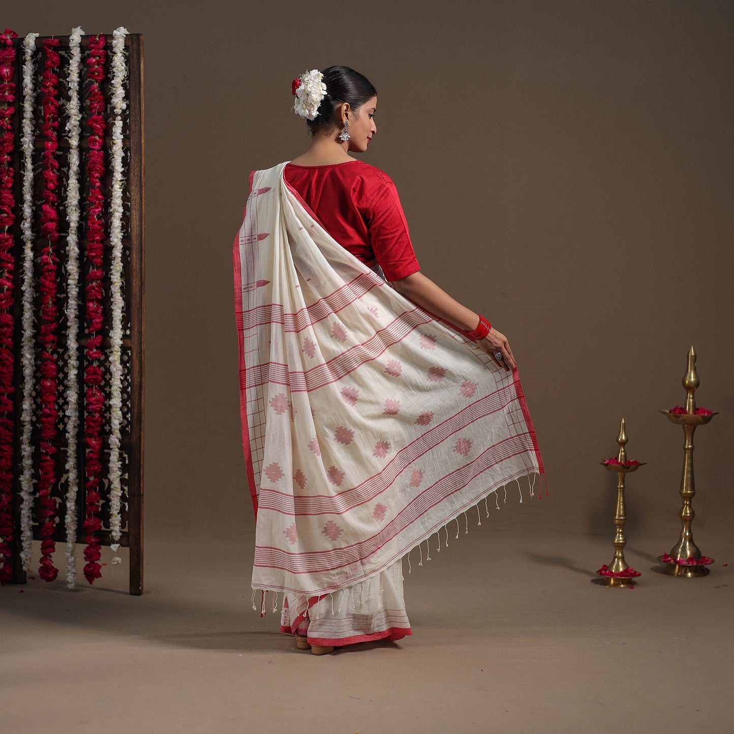 White - handloom cotton burdwan jamdani saree 05