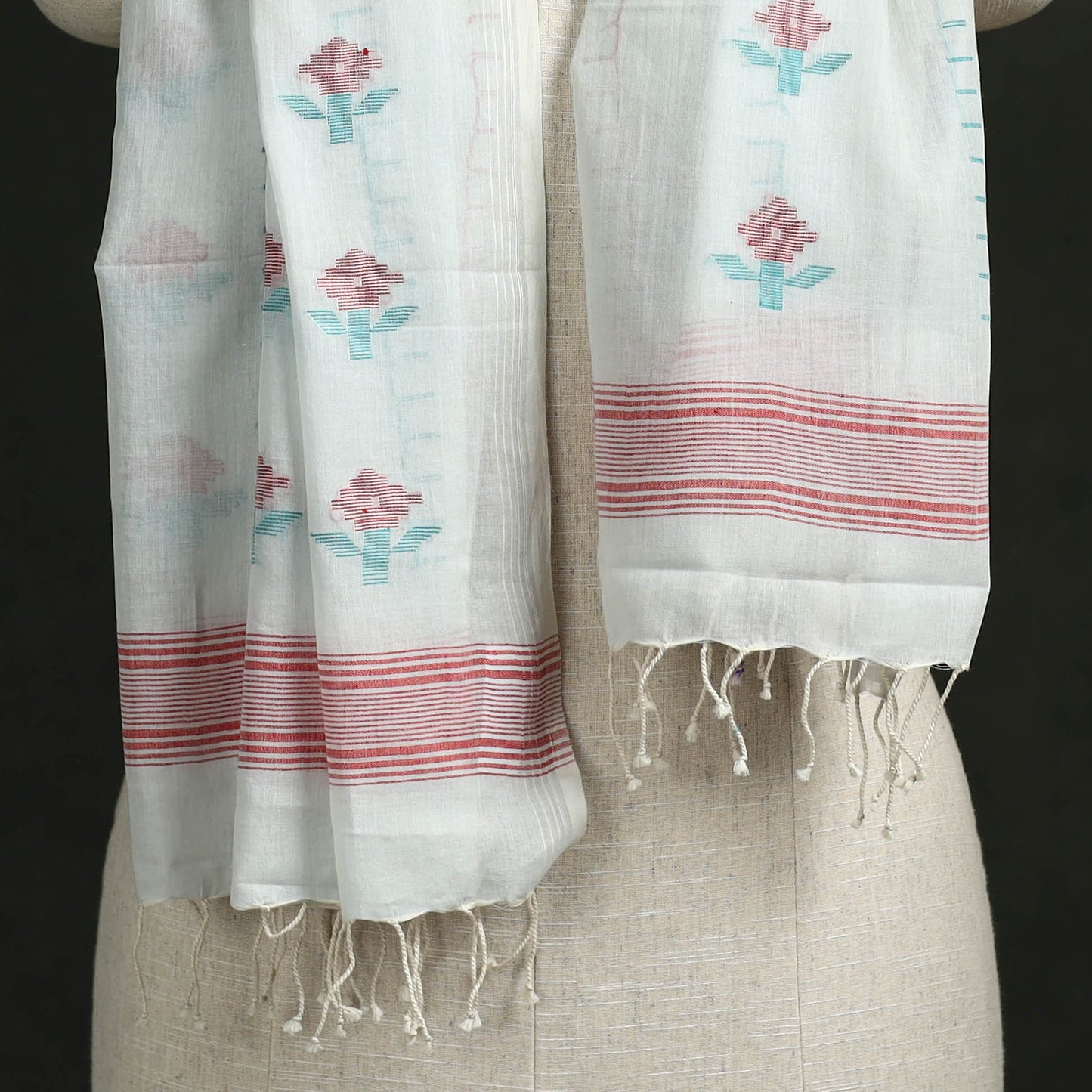 Handloom cotton burdwan jamdani stole with tassels 05