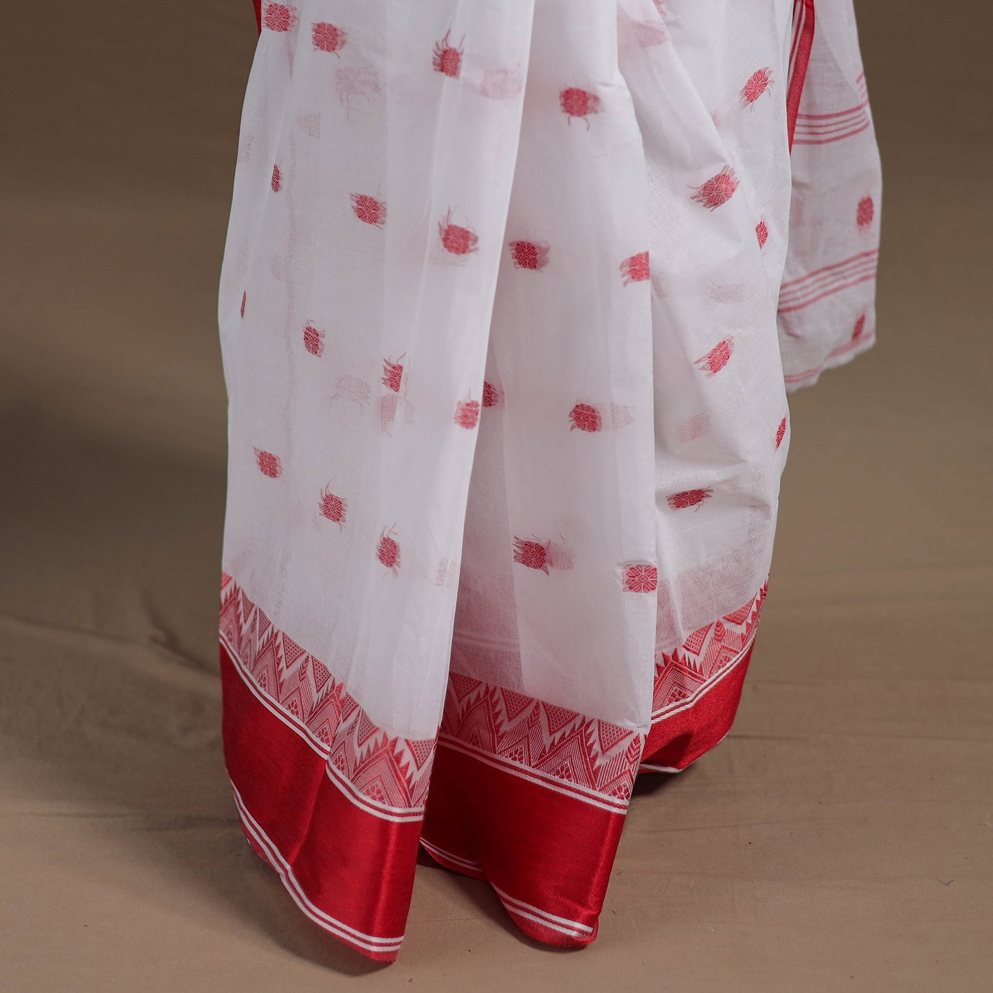 White - handloom cotton phulia jamdani saree 01