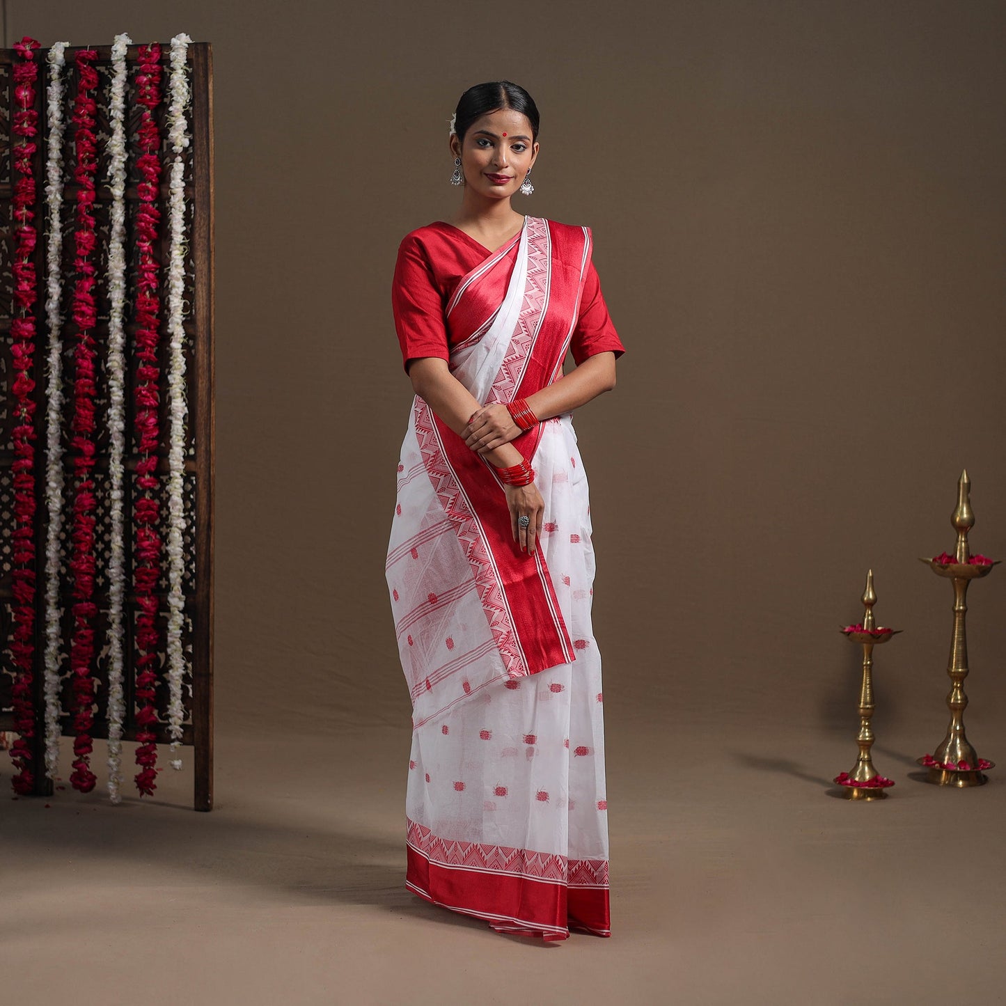 White - handloom cotton phulia jamdani saree 01