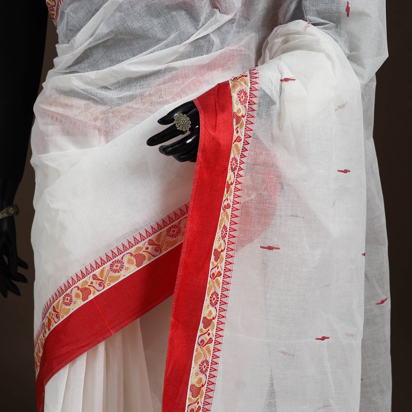 White - handloom cotton phulia jamdani saree 04
