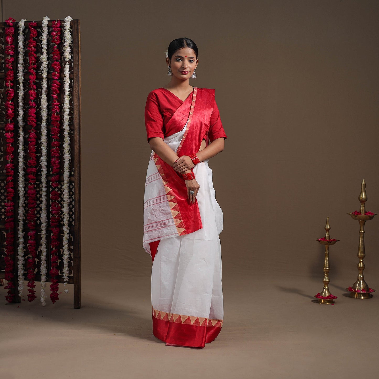 White - handloom cotton phulia jamdani saree 04