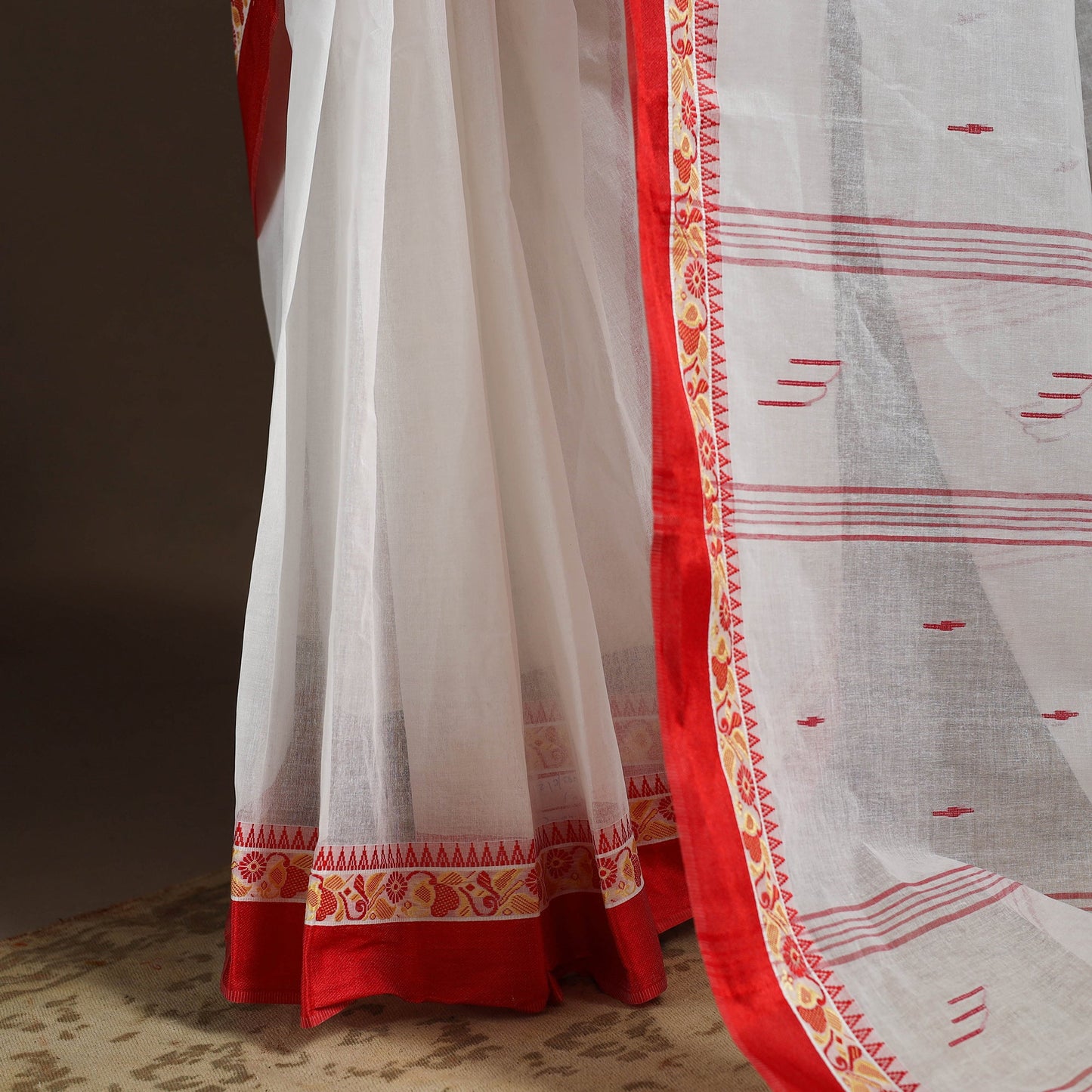 White - handloom cotton phulia jamdani saree 04