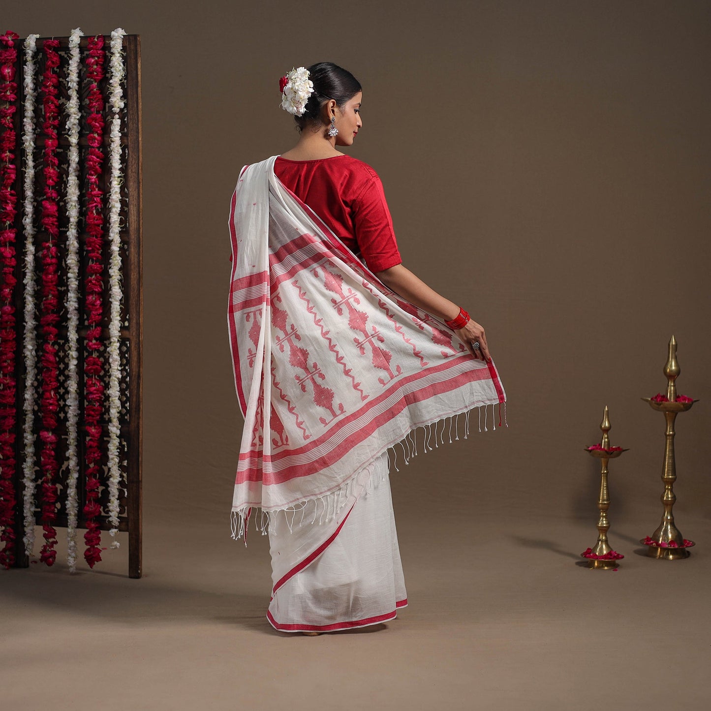 White - Handloom Cotton Phulia Jamdani Saree 12