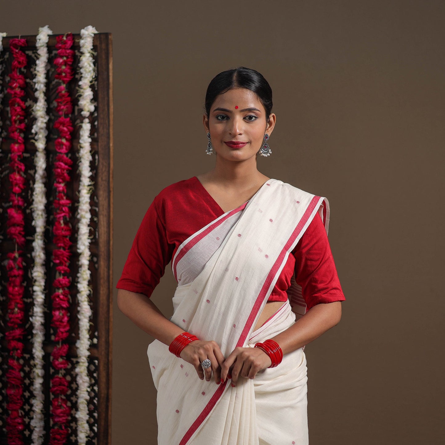 White - handloom cotton phulia jamdani saree 14