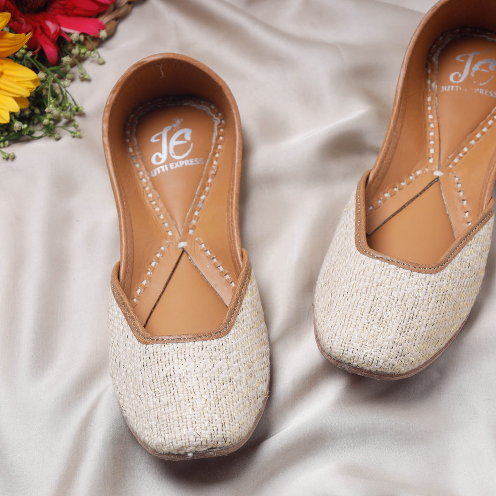 White Handstitched Embroidered Jutti