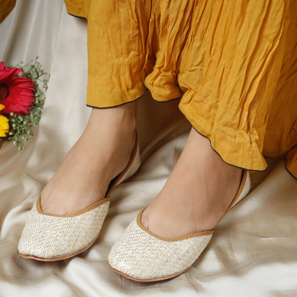 White Handstitched Embroidered Jutti