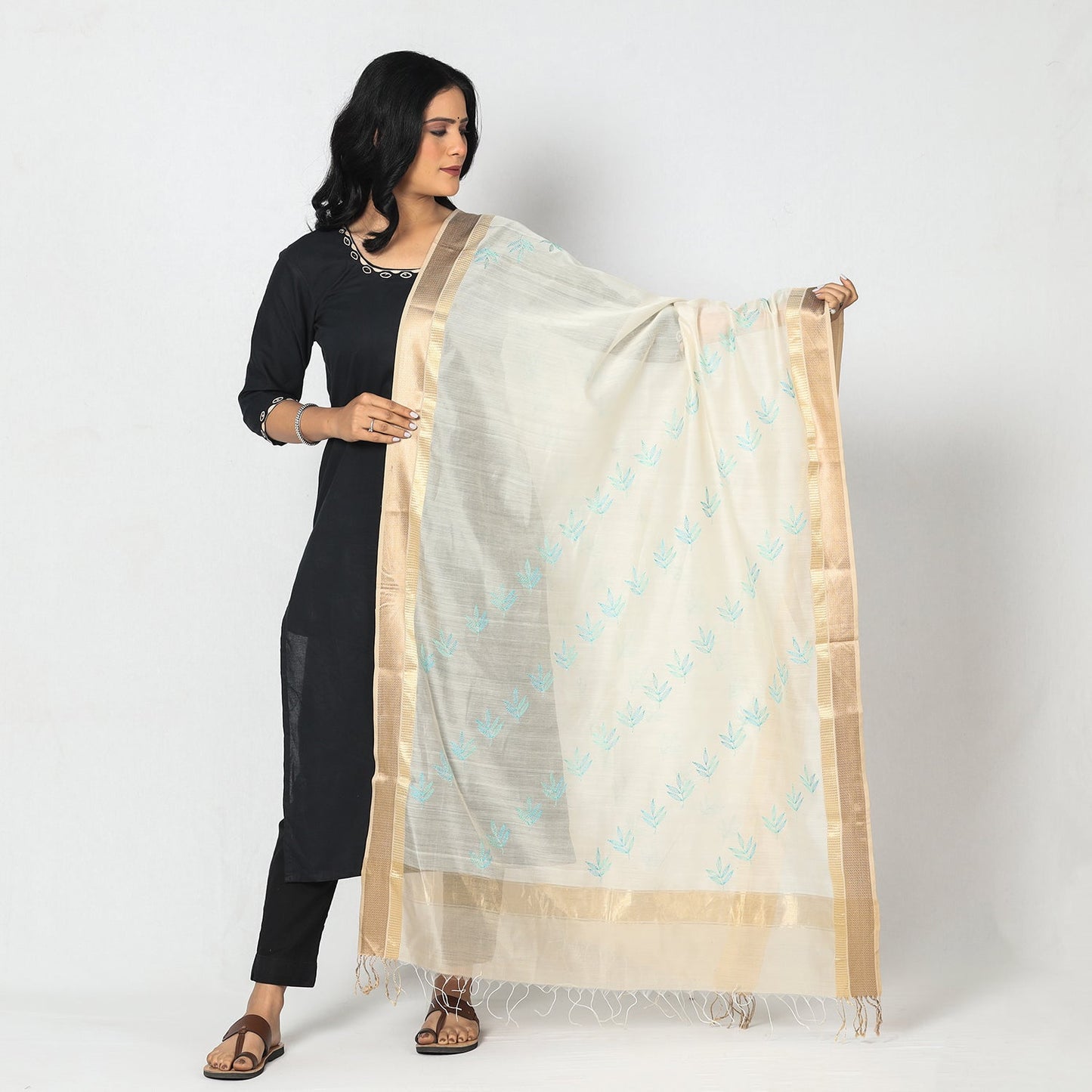 Kolaghat Kantha Zari Border Maheshwari Silk Dupatta with Tassels