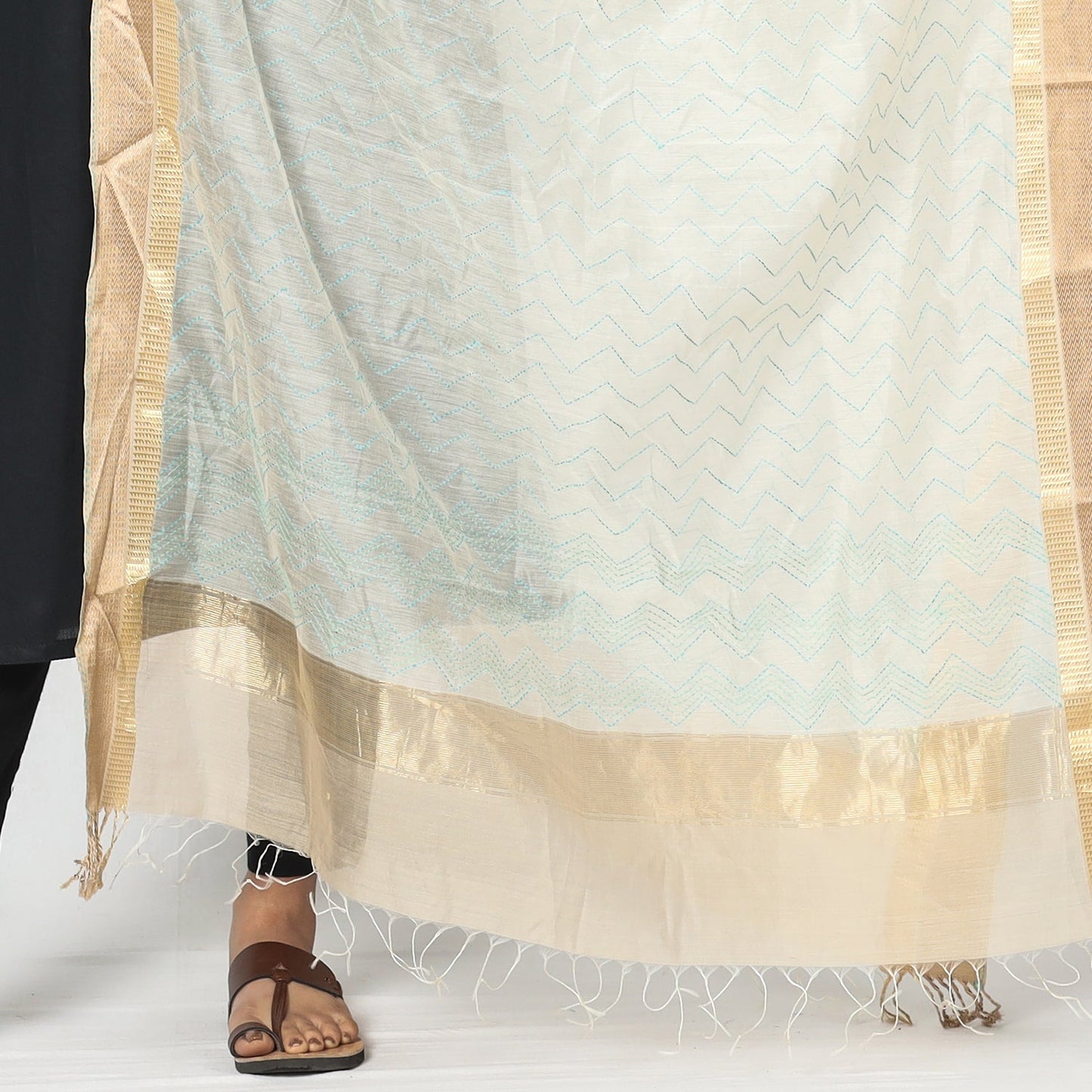 Kolaghat Kantha Zari Border Maheshwari Silk Dupatta with Tassels Online