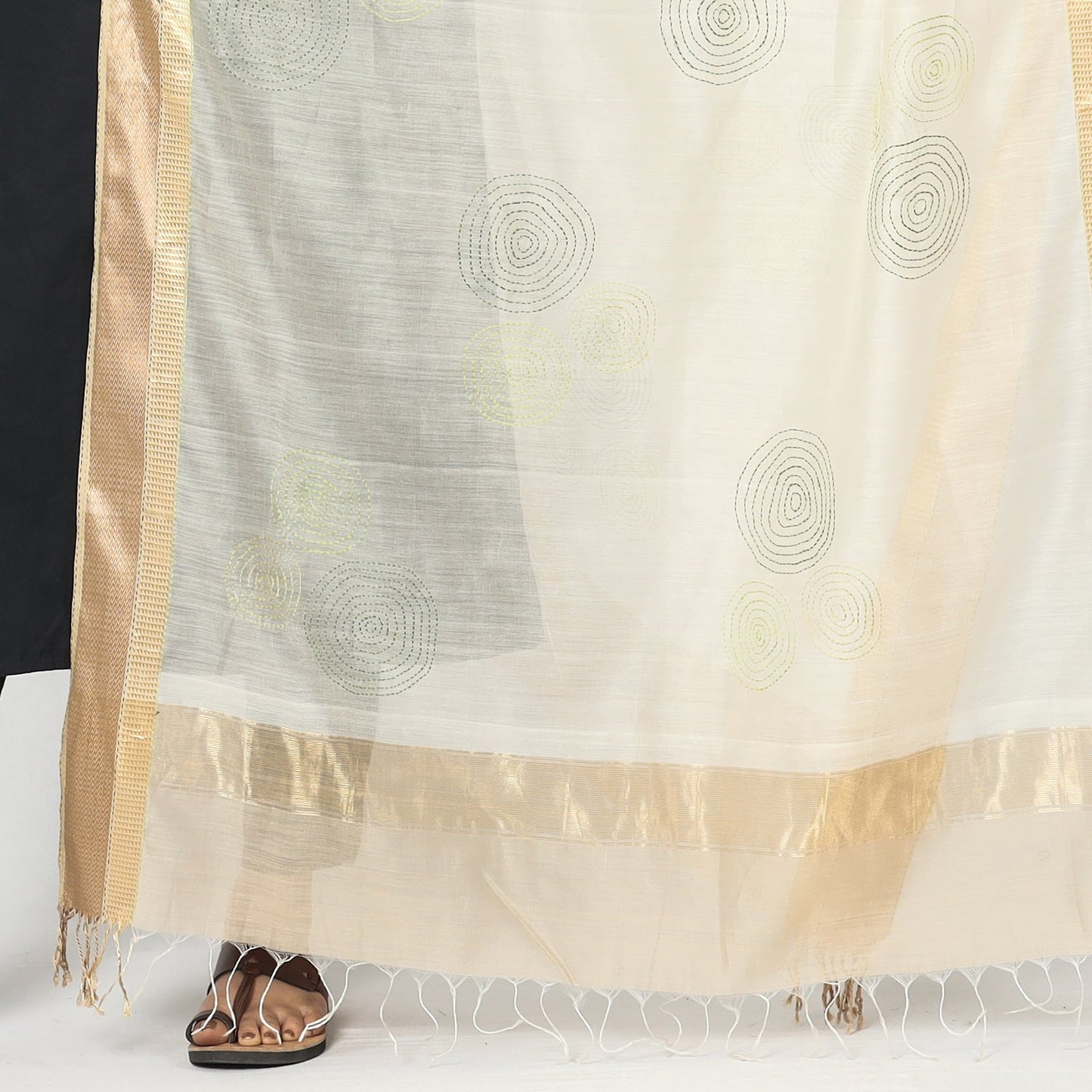 Kolaghat Kantha Zari Border Maheshwari Silk Dupatta with Tassels Online