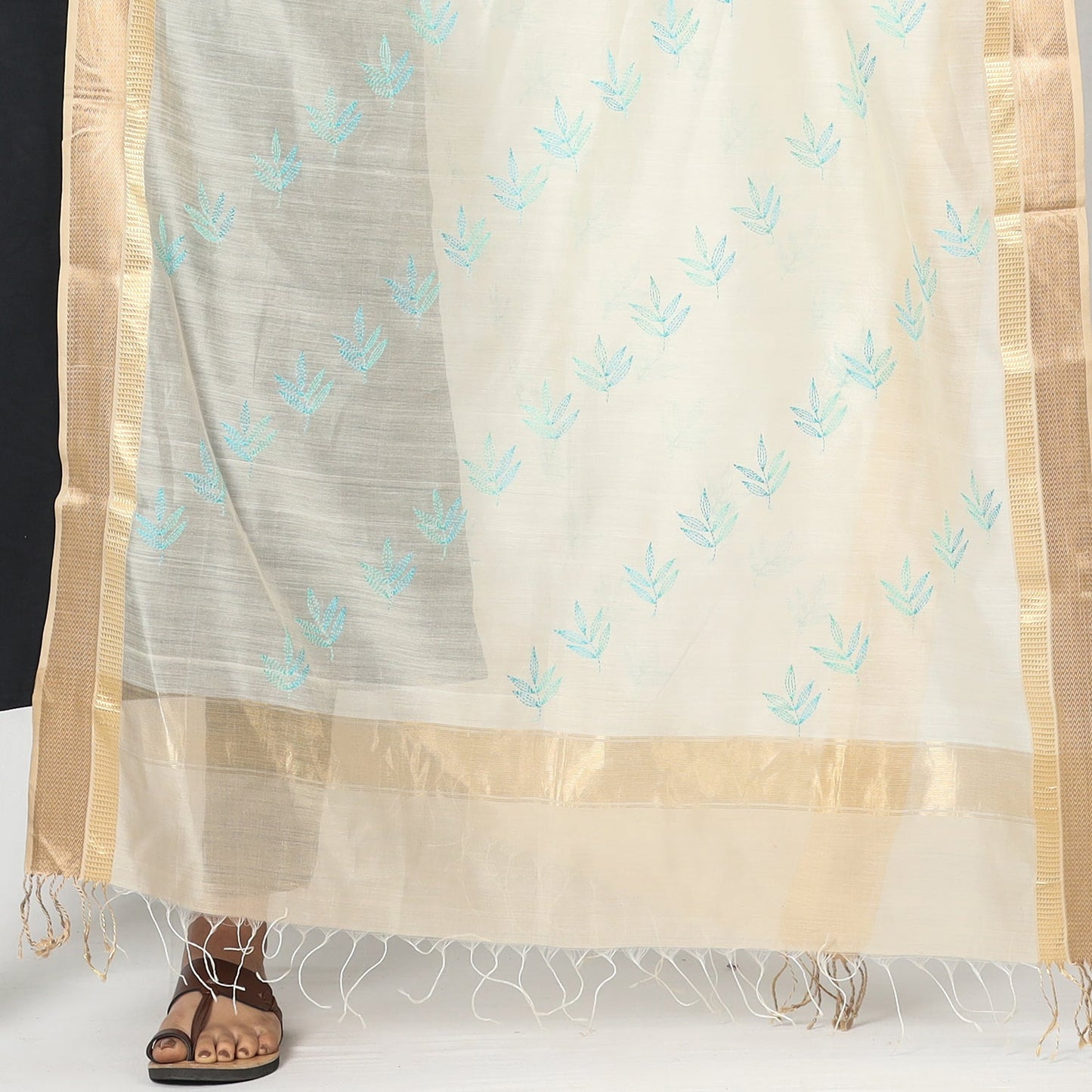 Kolaghat Kantha Zari Border Maheshwari Silk Dupatta with Tassels