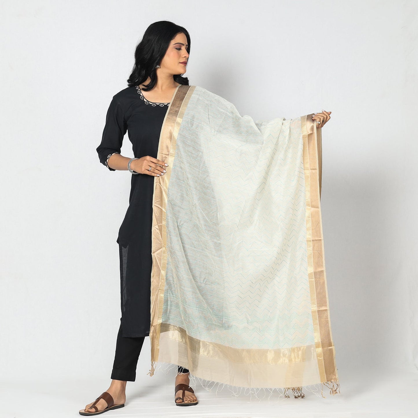 Kolaghat Kantha Zari Border Maheshwari Silk Dupatta with Tassels Online