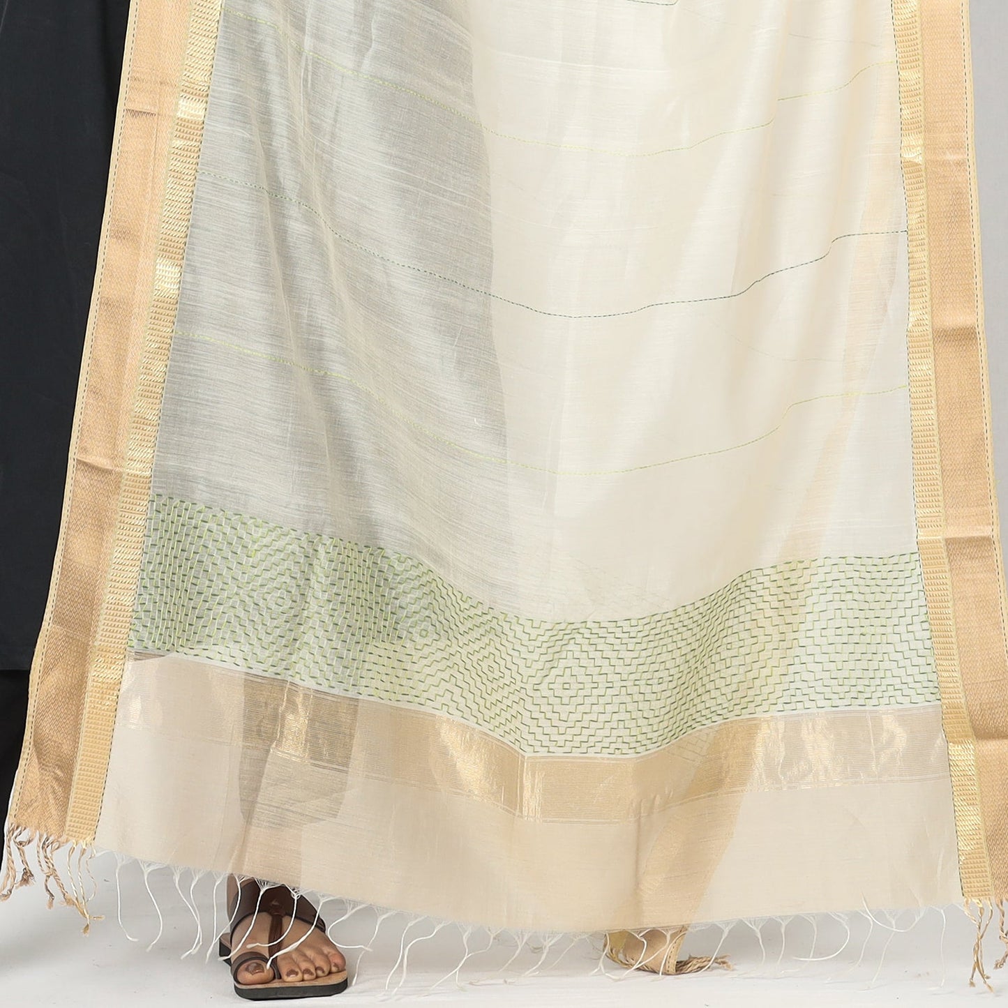 Kolaghat Kantha Zari Border Maheshwari Silk Dupatta with Tassels Online
