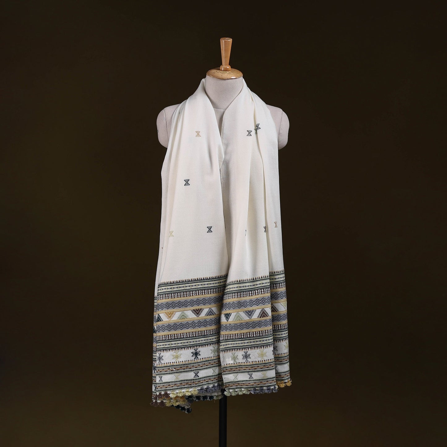 White - kutch bhujodi handwoven acrylic wool shawl 152