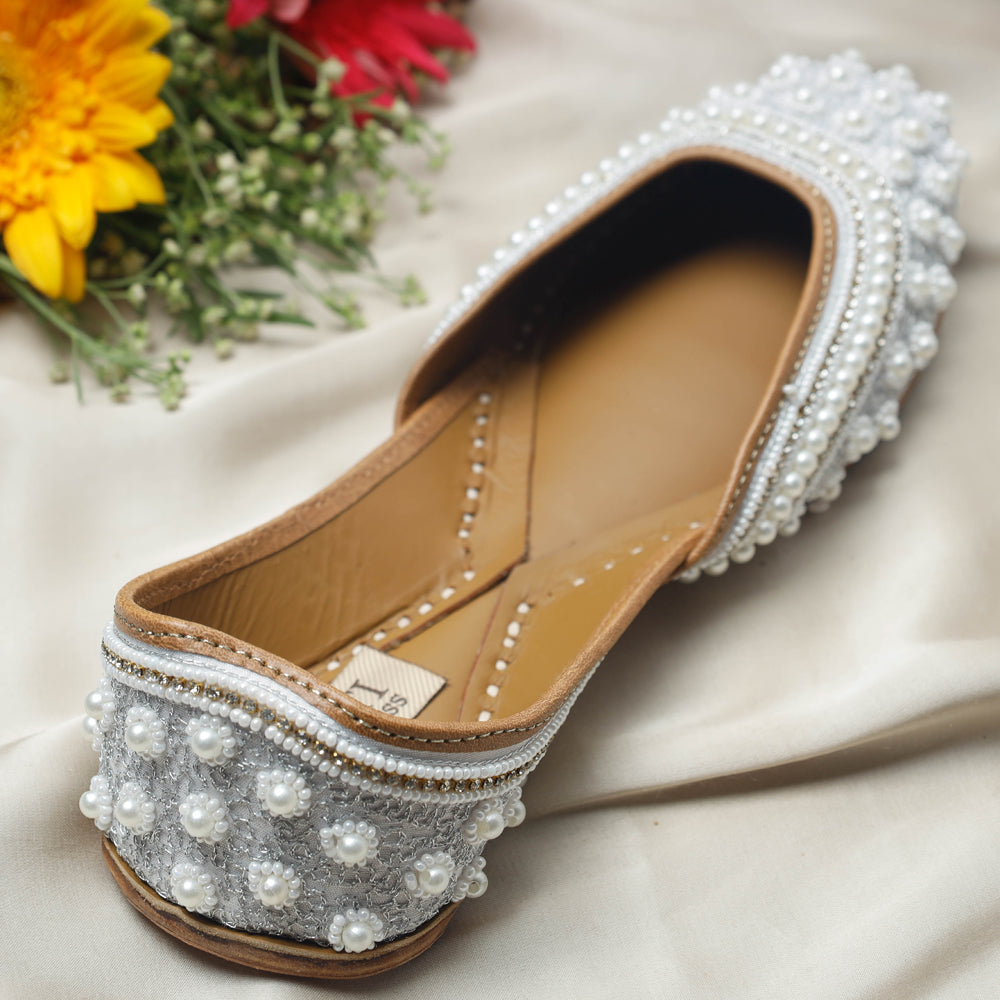 White Handstitched Embroidered Jutti