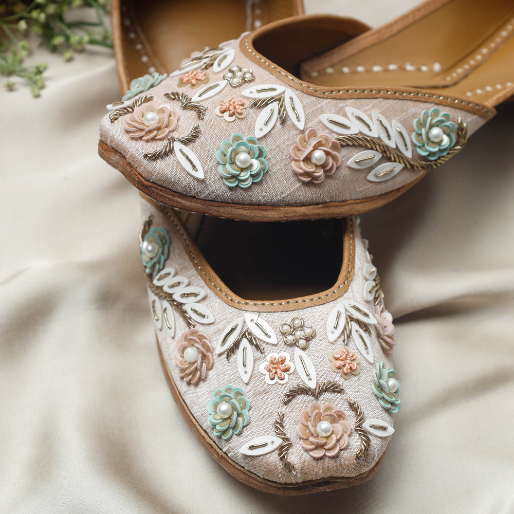 White Handstitched Embroidered Jutti