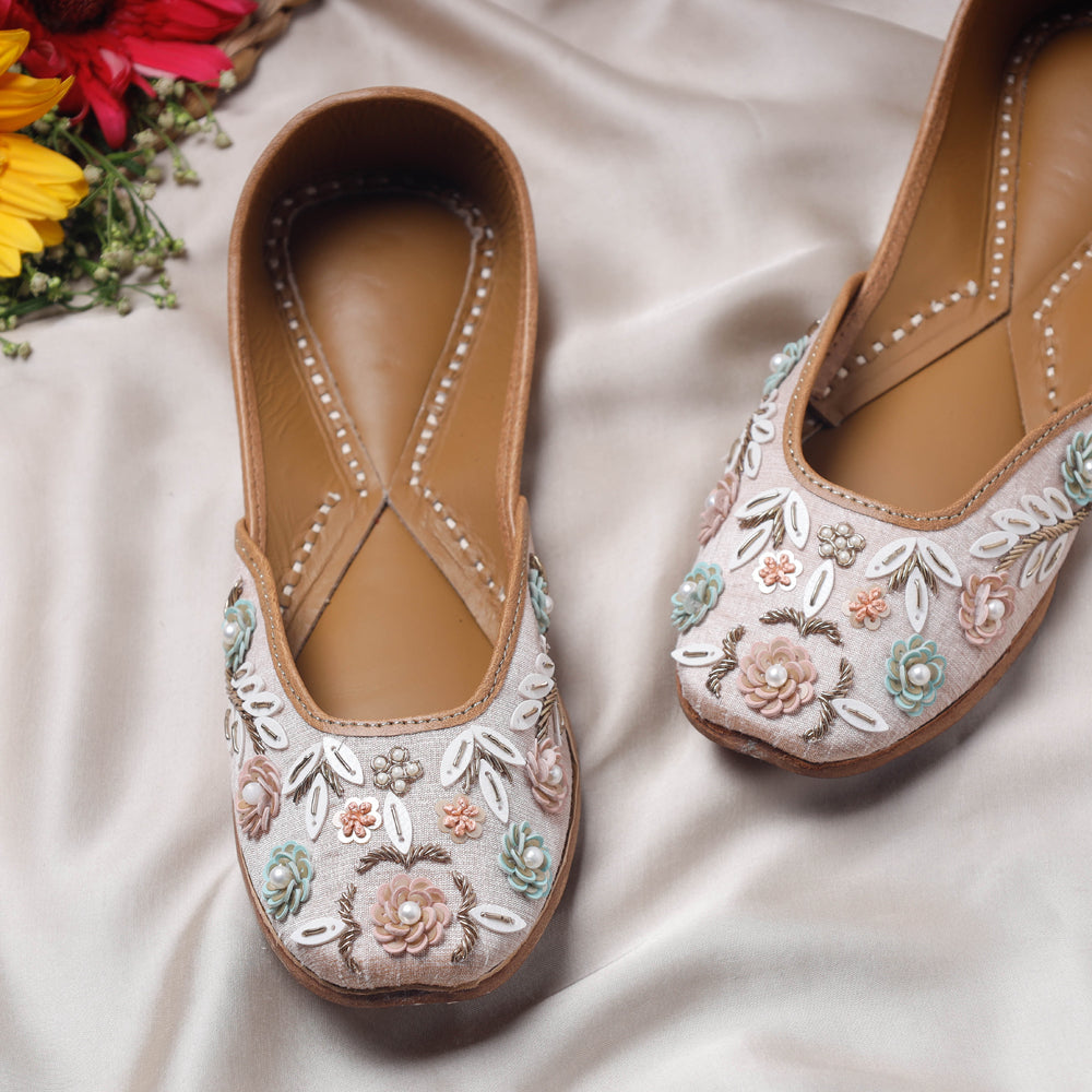 White Handstitched Embroidered Jutti