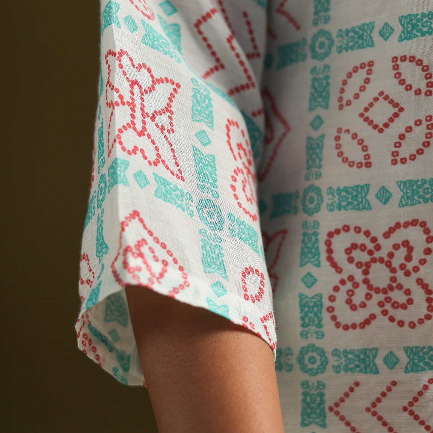 White - silk bandhani kurta set with lagdi patta (set of 2)