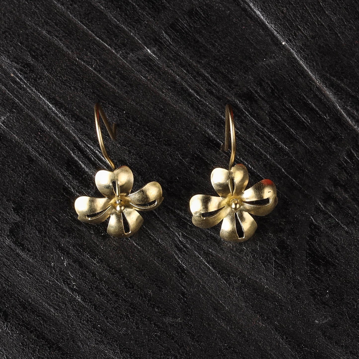 Jin leaf - dokra brass handcrafted hook earrings 03