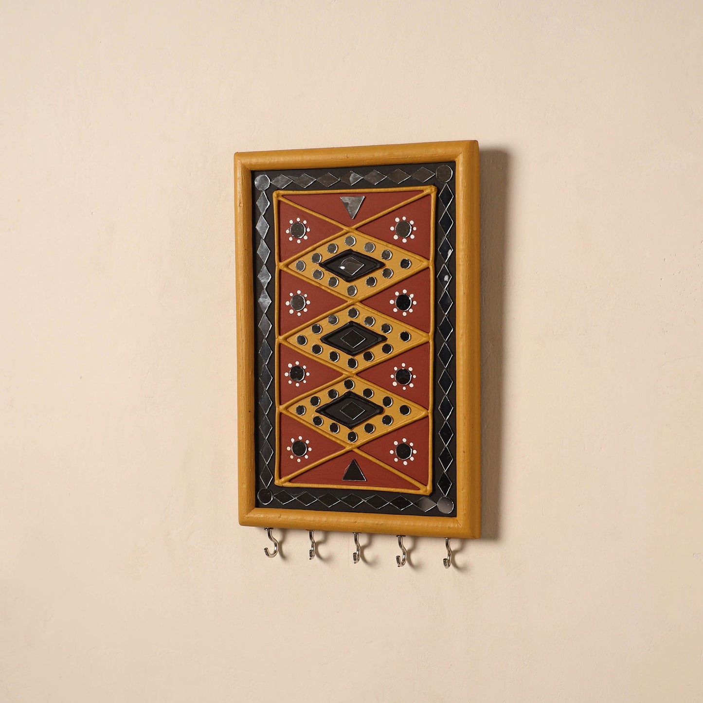 Kutch mud mirror work lippan art key holder (9 x 6 in) 29