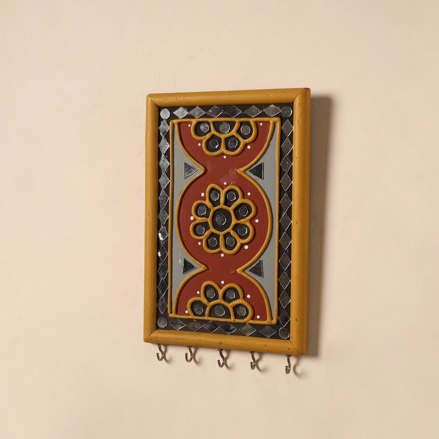 Kutch mud mirror work lippan art key holder (9 x 6 in) 32