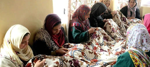 A group of women performing traditional Kashmiri embroidery work on Crewel in outskirts of Srinagar being exported to European countries earning handsomely. UNI PHOTO -139U