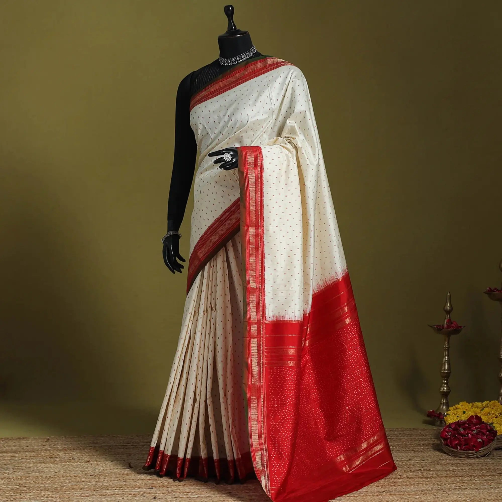 Traditional White Cotton Handloom Saree Online | iTokri