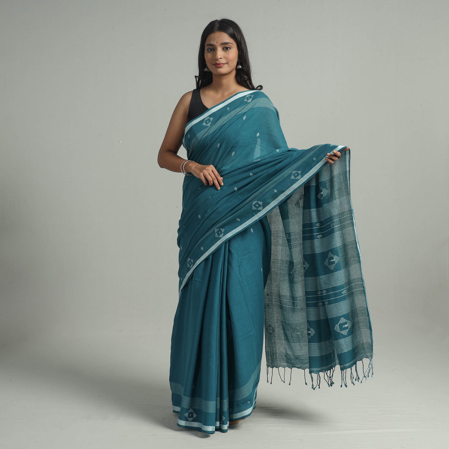 Green - Handloom Cotton Phulia Jamdani Saree with Tassels 11