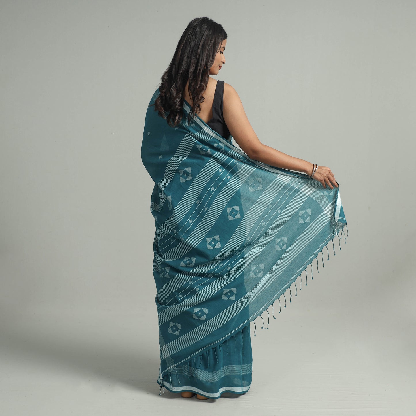 Green - Handloom Cotton Phulia Jamdani Saree with Tassels 11