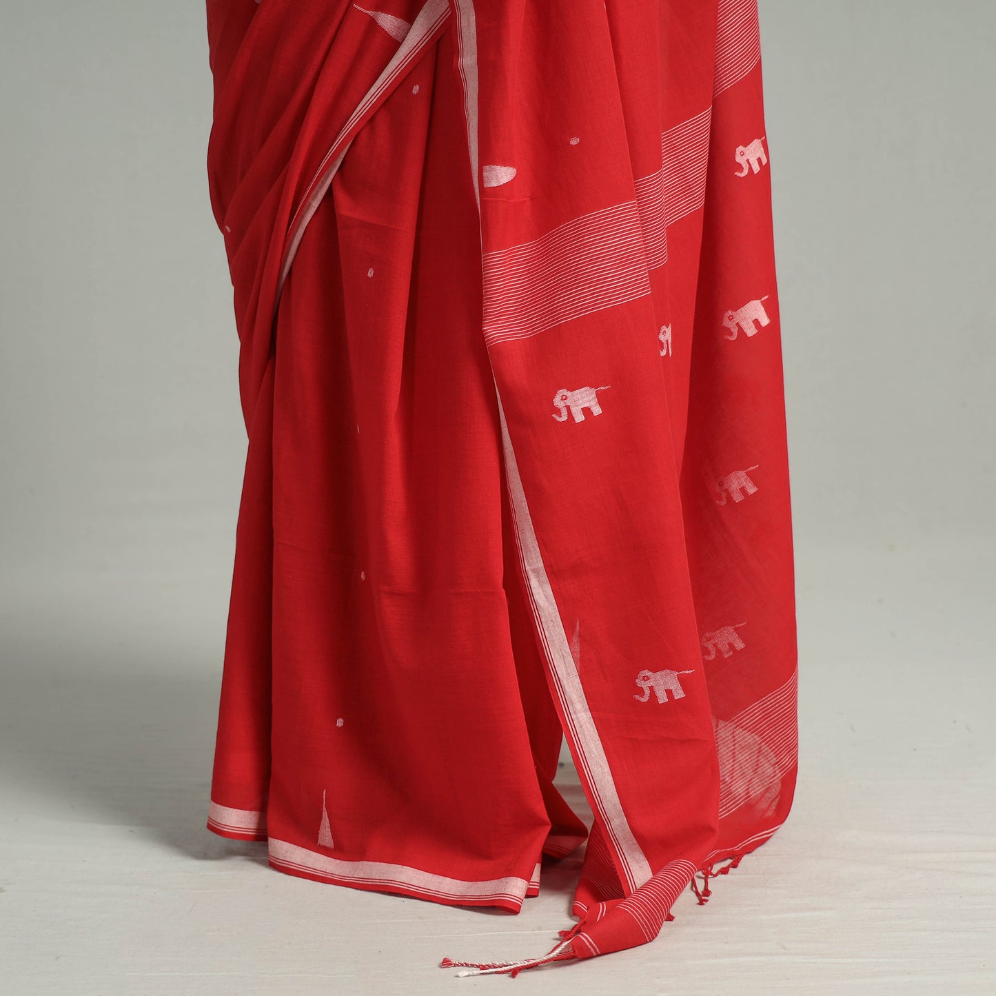 Red - Handloom Cotton Phulia Jamdani Saree with Tassels 15