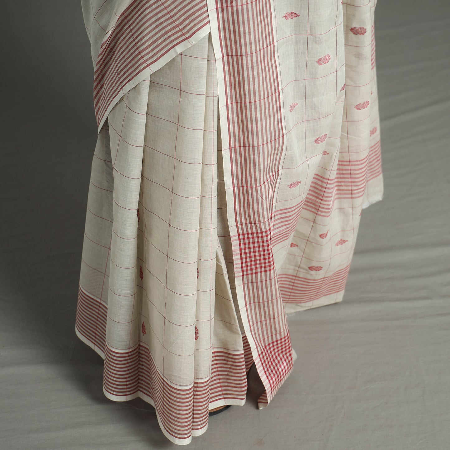 White - Traditional Venkatagiri Handloom Cotton Checks Saree with Thread & Zari Buti 25