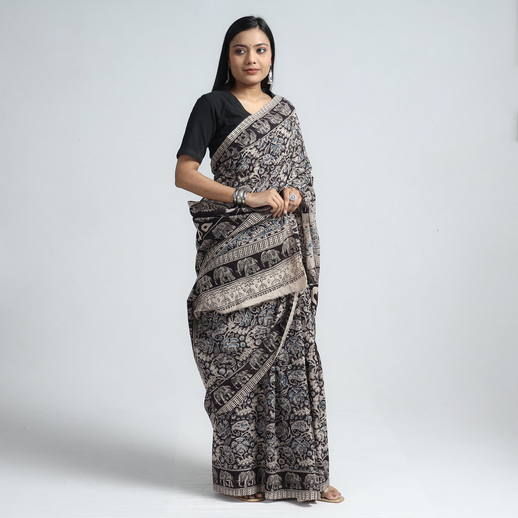 iTokri.com - ✿ Special Pallu Kutch Ajrakh Cotton Sarees with Blouse ✿ Check  collection - https://www.itokri.com/collections/sarees-with-ajrak-block-prints  Check this product here : https://www.itokri.com/collections/2016-214-1-special-pallu-kutch  ...