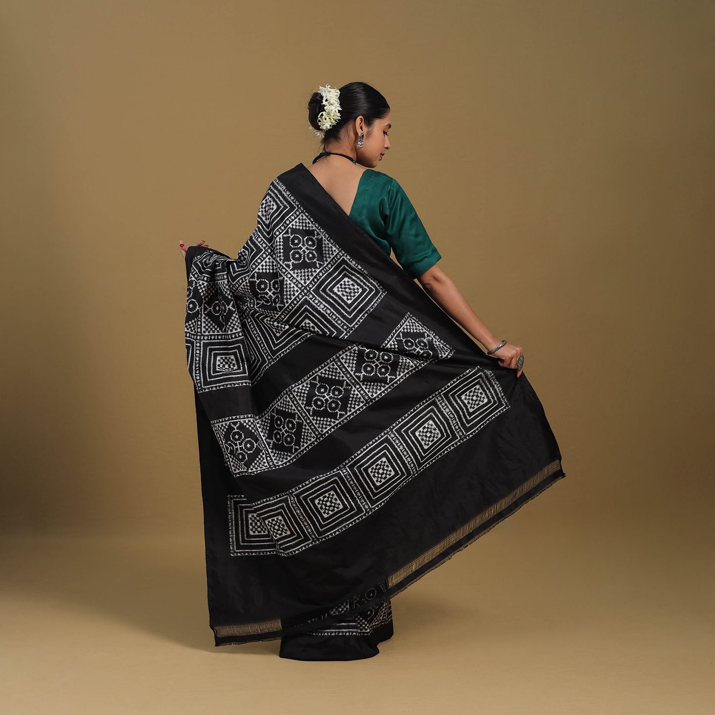 Black - Handspun Handloom Silk Pochampally Double Ikat Saree 04